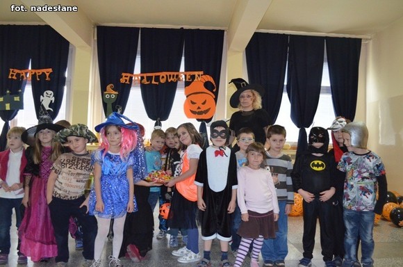 My jesteśmy straszne zmory, Bardzo groźne z nas upiory. Jeśli nie chcesz się nas bać, Musisz nam cukierka dać