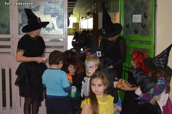 My jesteśmy straszne zmory, Bardzo groźne z nas upiory. Jeśli nie chcesz się nas bać, Musisz nam cukierka dać