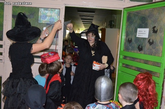 My jesteśmy straszne zmory, Bardzo groźne z nas upiory. Jeśli nie chcesz się nas bać, Musisz nam cukierka dać