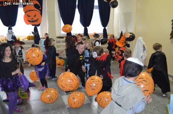 My jesteśmy straszne zmory, Bardzo groźne z nas upiory. Jeśli nie chcesz się nas bać, Musisz nam cukierka dać