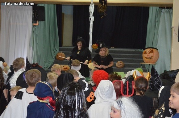 My jesteśmy straszne zmory, Bardzo groźne z nas upiory. Jeśli nie chcesz się nas bać, Musisz nam cukierka dać