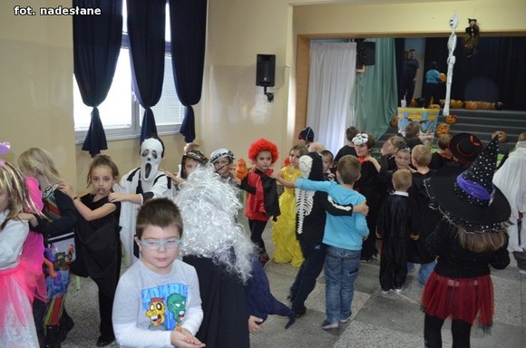 My jesteśmy straszne zmory, Bardzo groźne z nas upiory. Jeśli nie chcesz się nas bać, Musisz nam cukierka dać