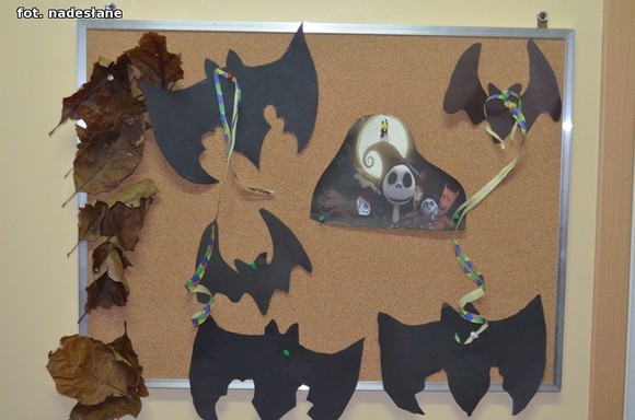 My jesteśmy straszne zmory, Bardzo groźne z nas upiory. Jeśli nie chcesz się nas bać, Musisz nam cukierka dać