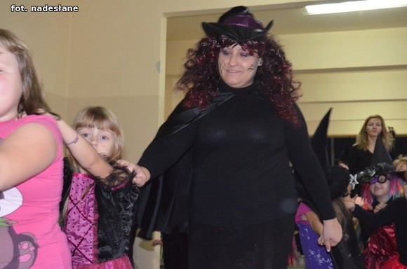 My jesteśmy straszne zmory, Bardzo groźne z nas upiory. Jeśli nie chcesz się nas bać, Musisz nam cukierka dać