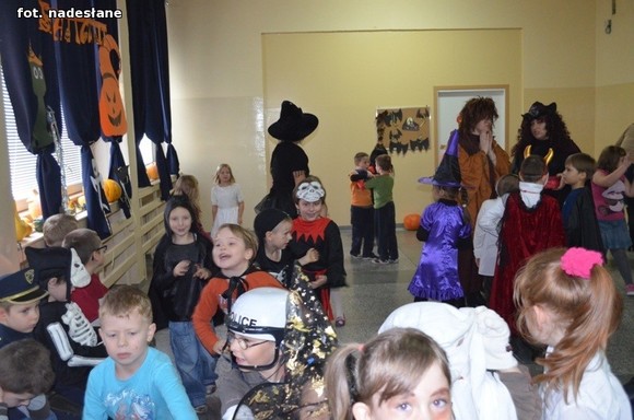 My jesteśmy straszne zmory, Bardzo groźne z nas upiory. Jeśli nie chcesz się nas bać, Musisz nam cukierka dać