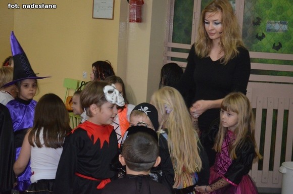 My jesteśmy straszne zmory, Bardzo groźne z nas upiory. Jeśli nie chcesz się nas bać, Musisz nam cukierka dać