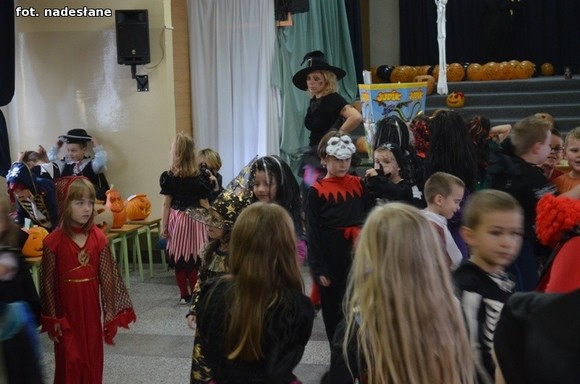 My jesteśmy straszne zmory, Bardzo groźne z nas upiory. Jeśli nie chcesz się nas bać, Musisz nam cukierka dać