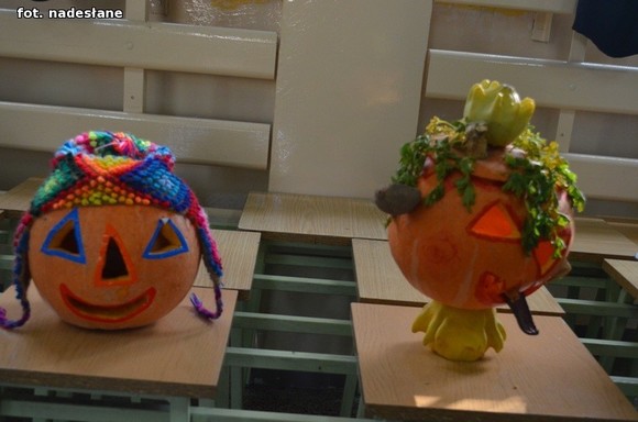 My jesteśmy straszne zmory, Bardzo groźne z nas upiory. Jeśli nie chcesz się nas bać, Musisz nam cukierka dać