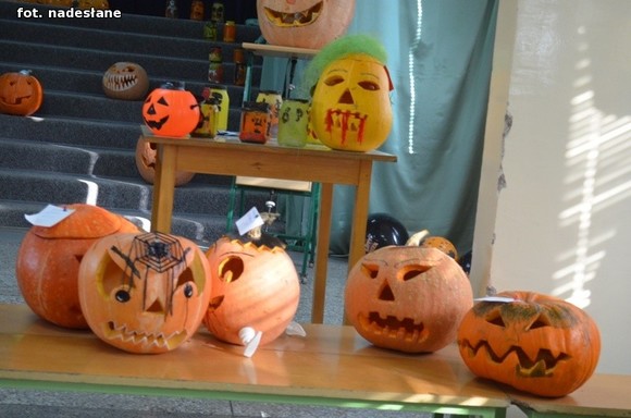 My jesteśmy straszne zmory, Bardzo groźne z nas upiory. Jeśli nie chcesz się nas bać, Musisz nam cukierka dać