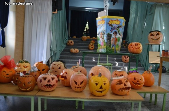 My jesteśmy straszne zmory, Bardzo groźne z nas upiory. Jeśli nie chcesz się nas bać, Musisz nam cukierka dać