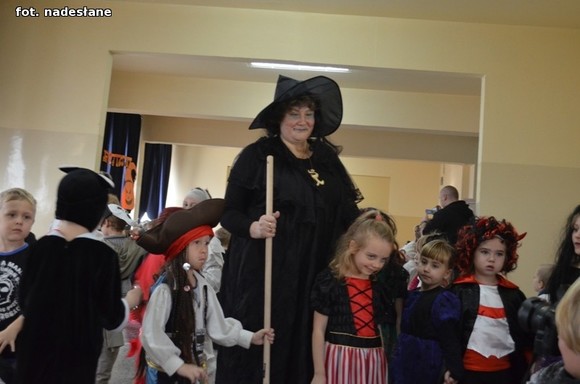 My jesteśmy straszne zmory, Bardzo groźne z nas upiory. Jeśli nie chcesz się nas bać, Musisz nam cukierka dać