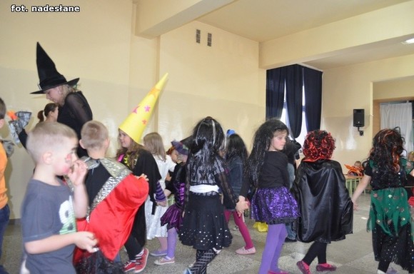 My jesteśmy straszne zmory, Bardzo groźne z nas upiory. Jeśli nie chcesz się nas bać, Musisz nam cukierka dać