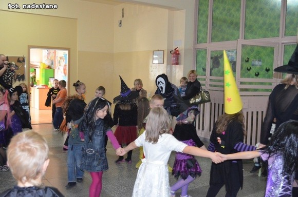 My jesteśmy straszne zmory, Bardzo groźne z nas upiory. Jeśli nie chcesz się nas bać, Musisz nam cukierka dać