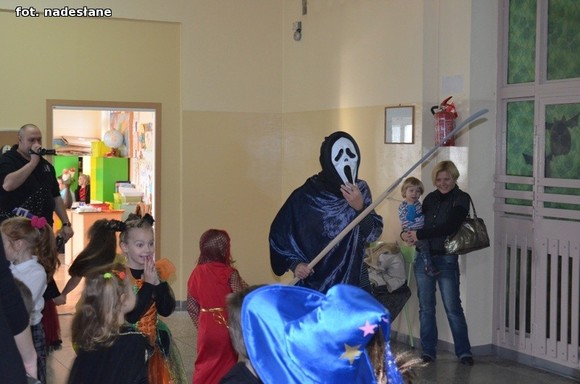 My jesteśmy straszne zmory, Bardzo groźne z nas upiory. Jeśli nie chcesz się nas bać, Musisz nam cukierka dać