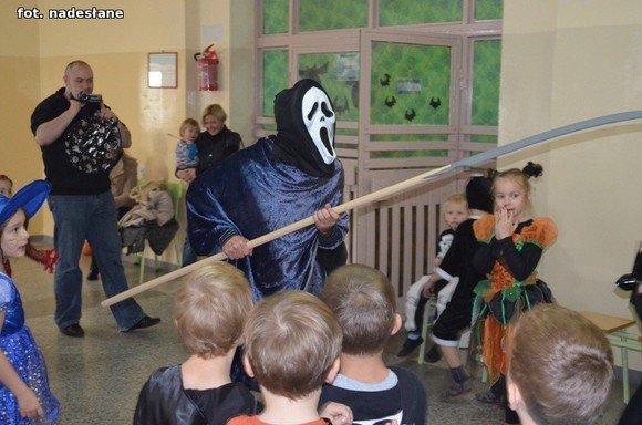 My jesteśmy straszne zmory, Bardzo groźne z nas upiory. Jeśli nie chcesz się nas bać, Musisz nam cukierka dać