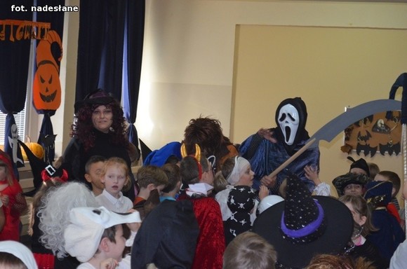 My jesteśmy straszne zmory, Bardzo groźne z nas upiory. Jeśli nie chcesz się nas bać, Musisz nam cukierka dać