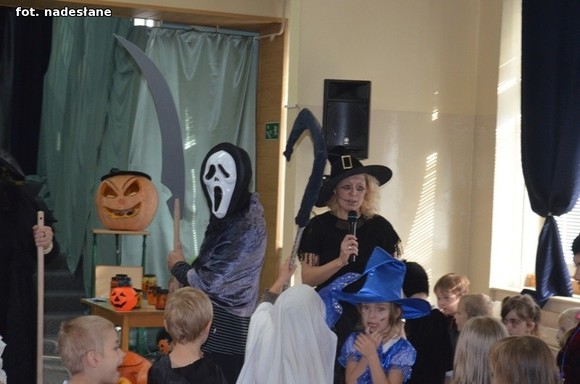 My jesteśmy straszne zmory, Bardzo groźne z nas upiory. Jeśli nie chcesz się nas bać, Musisz nam cukierka dać