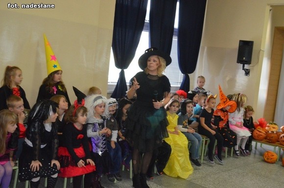 My jesteśmy straszne zmory, Bardzo groźne z nas upiory. Jeśli nie chcesz się nas bać, Musisz nam cukierka dać