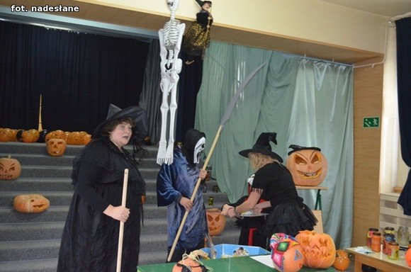 My jesteśmy straszne zmory, Bardzo groźne z nas upiory. Jeśli nie chcesz się nas bać, Musisz nam cukierka dać