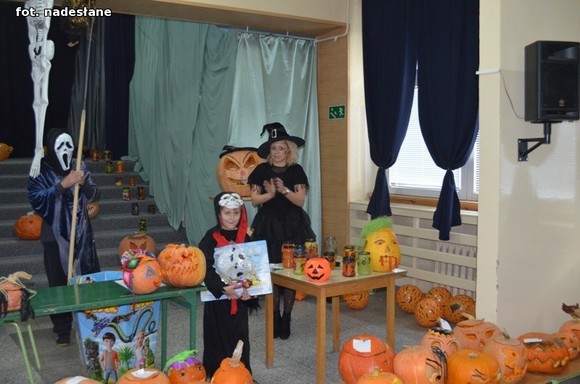 My jesteśmy straszne zmory, Bardzo groźne z nas upiory. Jeśli nie chcesz się nas bać, Musisz nam cukierka dać