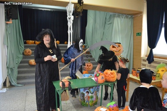 My jesteśmy straszne zmory, Bardzo groźne z nas upiory. Jeśli nie chcesz się nas bać, Musisz nam cukierka dać