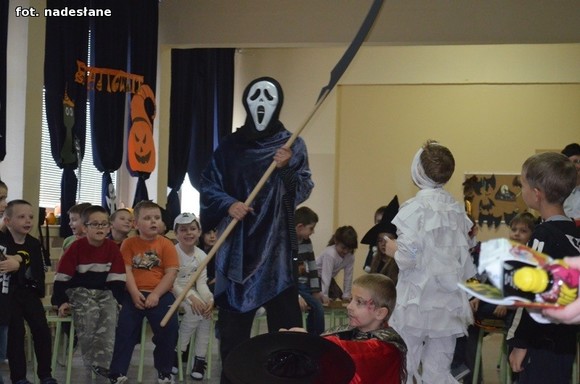 My jesteśmy straszne zmory, Bardzo groźne z nas upiory. Jeśli nie chcesz się nas bać, Musisz nam cukierka dać