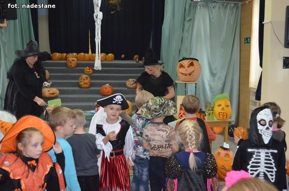 My jesteśmy straszne zmory, Bardzo groźne z nas upiory. Jeśli nie chcesz się nas bać, Musisz nam cukierka dać