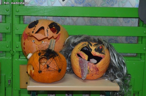 My jesteśmy straszne zmory, Bardzo groźne z nas upiory. Jeśli nie chcesz się nas bać, Musisz nam cukierka dać