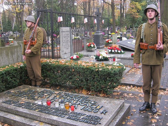 Relacja Stowarzyszenia Clonovia: Oddali hołd poległym żołnierzom