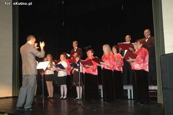 Cała sala śpiewała pieśni patriotyczne