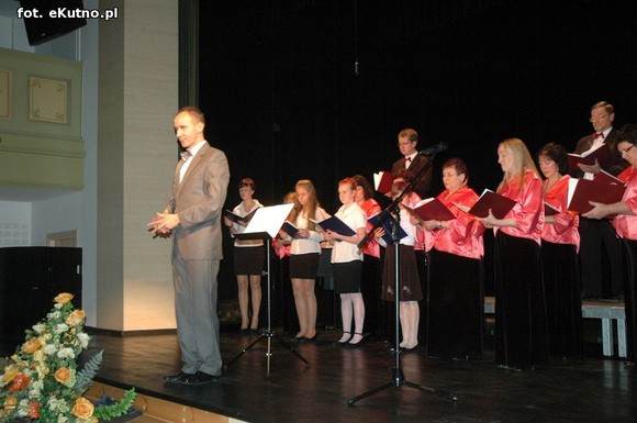 Cała sala śpiewała pieśni patriotyczne