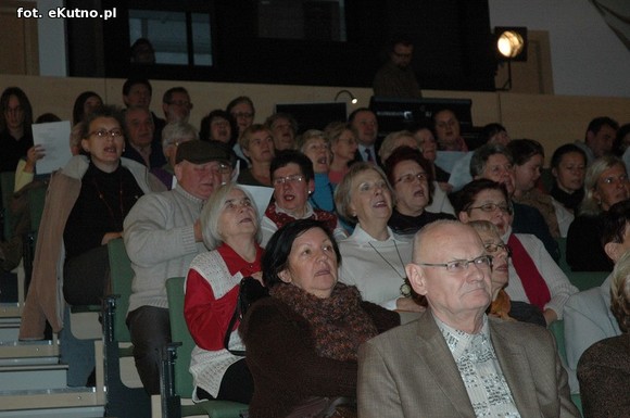 Cała sala śpiewała pieśni patriotyczne