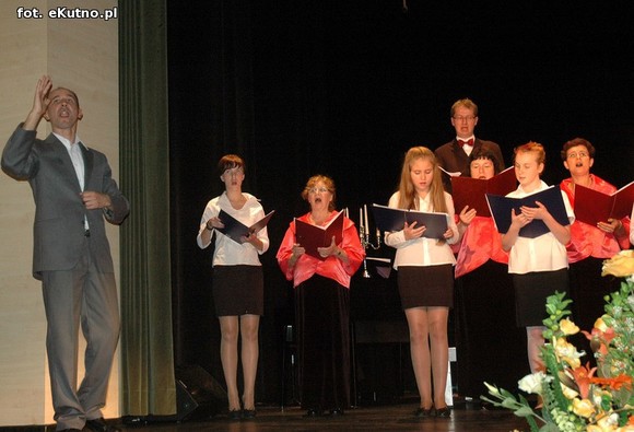 Cała sala śpiewała pieśni patriotyczne