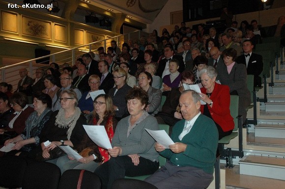 Cała sala śpiewała pieśni patriotyczne