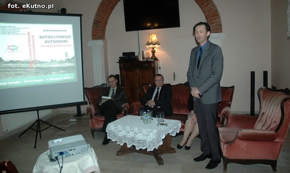 Rychtelski nie zginął 11 listopada, postrzelony dziennikarz na placu Piłsudskiego i kłótliwi Żydzi.  Nowa książka Saramonowicza