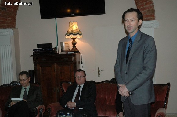 Rychtelski nie zginął 11 listopada, postrzelony dziennikarz na placu Piłsudskiego i kłótliwi Żydzi.  Nowa książka Saramonowicza