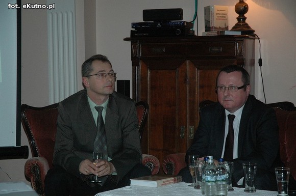 Rychtelski nie zginął 11 listopada, postrzelony dziennikarz na placu Piłsudskiego i kłótliwi Żydzi.  Nowa książka Saramonowicza