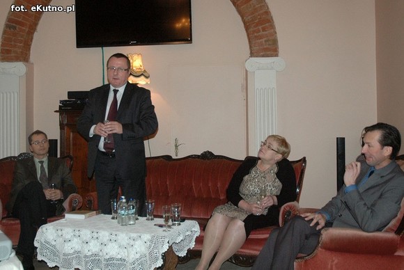 Rychtelski nie zginął 11 listopada, postrzelony dziennikarz na placu Piłsudskiego i kłótliwi Żydzi.  Nowa książka Saramonowicza