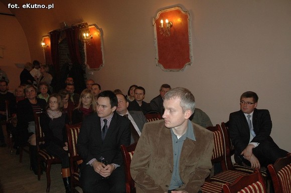 Rychtelski nie zginął 11 listopada, postrzelony dziennikarz na placu Piłsudskiego i kłótliwi Żydzi.  Nowa książka Saramonowicza