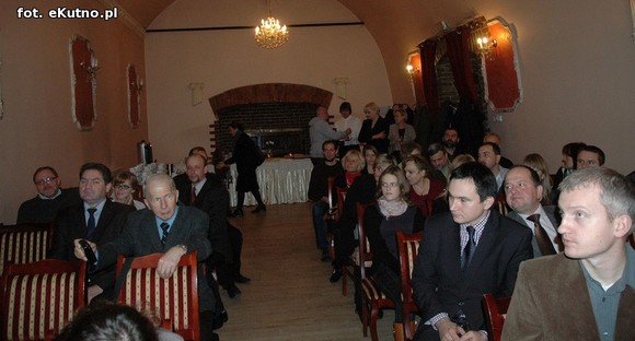 Rychtelski nie zginął 11 listopada, postrzelony dziennikarz na placu Piłsudskiego i kłótliwi Żydzi.  Nowa książka Saramonowicza