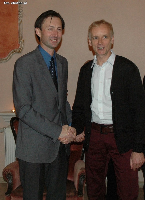 Rychtelski nie zginął 11 listopada, postrzelony dziennikarz na placu Piłsudskiego i kłótliwi Żydzi.  Nowa książka Saramonowicza