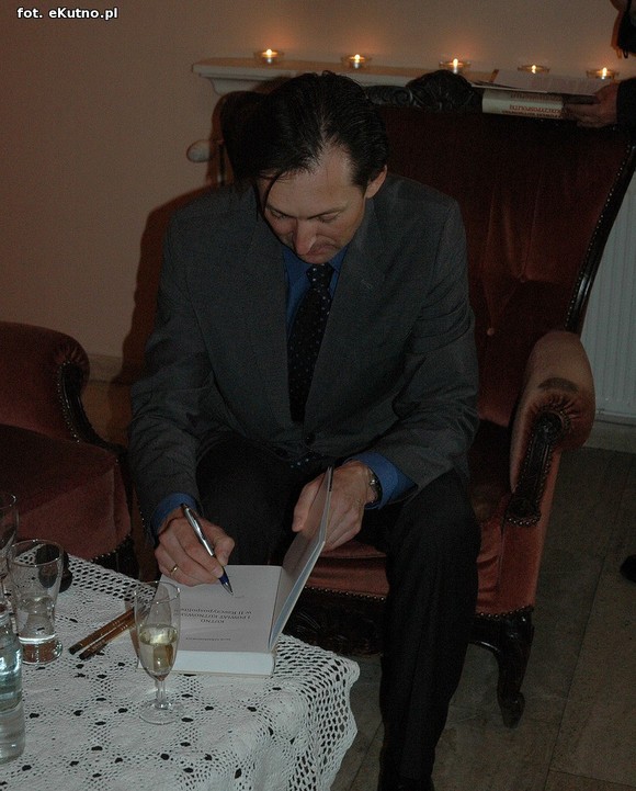 Rychtelski nie zginął 11 listopada, postrzelony dziennikarz na placu Piłsudskiego i kłótliwi Żydzi.  Nowa książka Saramonowicza