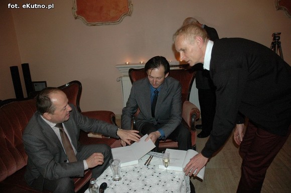 Rychtelski nie zginął 11 listopada, postrzelony dziennikarz na placu Piłsudskiego i kłótliwi Żydzi.  Nowa książka Saramonowicza