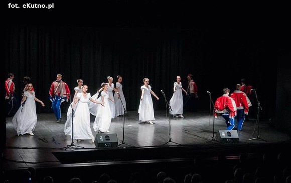 A oni wyrośli z wierzbami nad Wisłą. Exportowy zespół ludowy z Płocka na kutnowskiej scenie