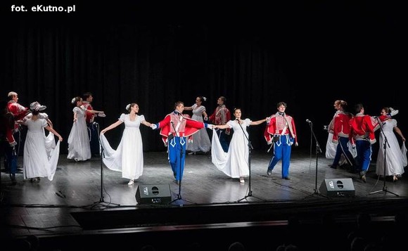 A oni wyrośli z wierzbami nad Wisłą. Exportowy zespół ludowy z Płocka na kutnowskiej scenie