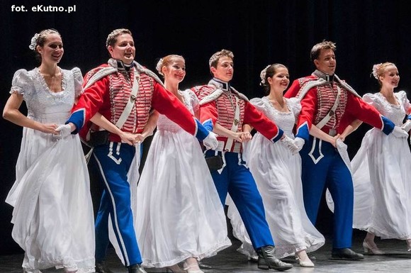 A oni wyrośli z wierzbami nad Wisłą. Exportowy zespół ludowy z Płocka na kutnowskiej scenie