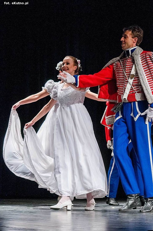 A oni wyrośli z wierzbami nad Wisłą. Exportowy zespół ludowy z Płocka na kutnowskiej scenie