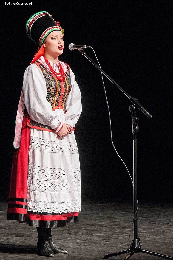 A oni wyrośli z wierzbami nad Wisłą. Exportowy zespół ludowy z Płocka na kutnowskiej scenie