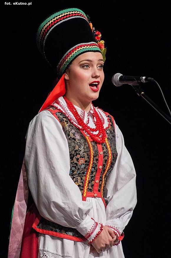 A oni wyrośli z wierzbami nad Wisłą. Exportowy zespół ludowy z Płocka na kutnowskiej scenie