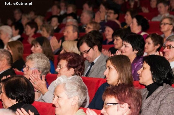 A oni wyrośli z wierzbami nad Wisłą. Exportowy zespół ludowy z Płocka na kutnowskiej scenie